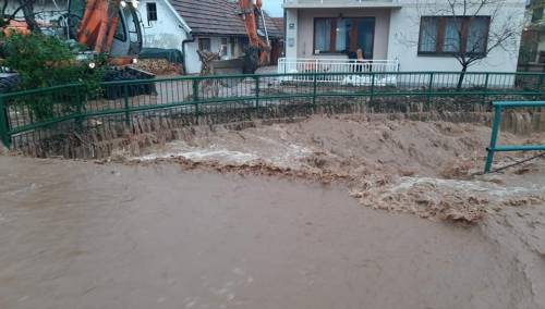 Poplave širom BiH: Kuće pod vodom, obustavljen ili otežan saobraćaj