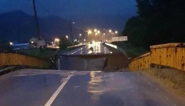 Poplave srušile most u Srbiji, vanredna situacija u sedam općina