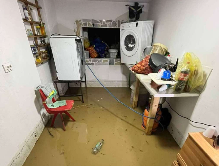 Poplave u Bosanskoj Otoci, voda poplavila domove u naselju Kajtezi