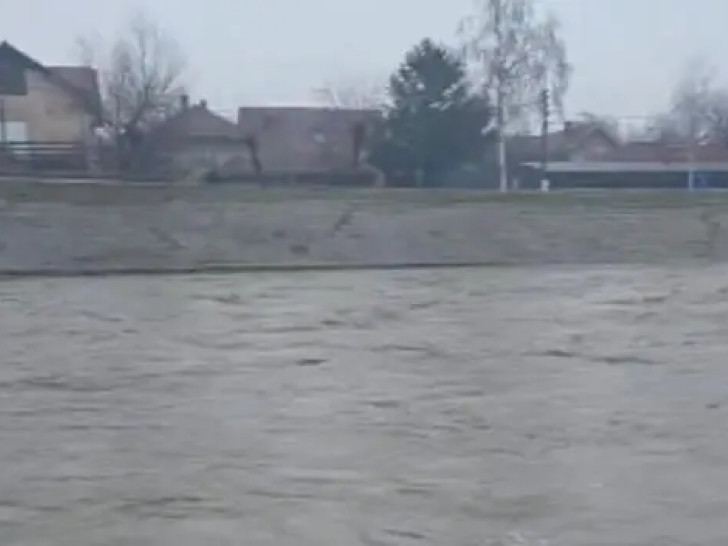 Poplave u Crnoj Gori: Izlile se rijeke, ugrožene kuće, naselja odsječena