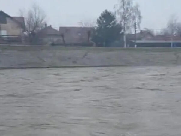 Poplave u Crnoj Gori: Izlile se rijeke, ugrožene kuće, naselja odsječena