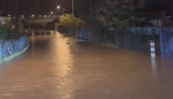 Poplave u Prnjavoru, pomažu vatrogasci i Civilna zaštita