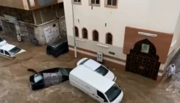 Poplave u Saudijskoj Arabiji: Nabujala voda nosi automobile u Mekki