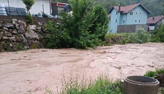 Poplave u Srebreniku: Izlila se Tinja, voda ulazi u kuće i garaže
