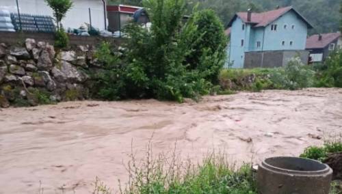 Poplave u Srebreniku: Izlila se Tinja, voda ulazi u kuće i garaže