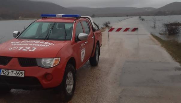 Poplave u Tomislavgradu, zatvorena lokalna prometnica u Vinici