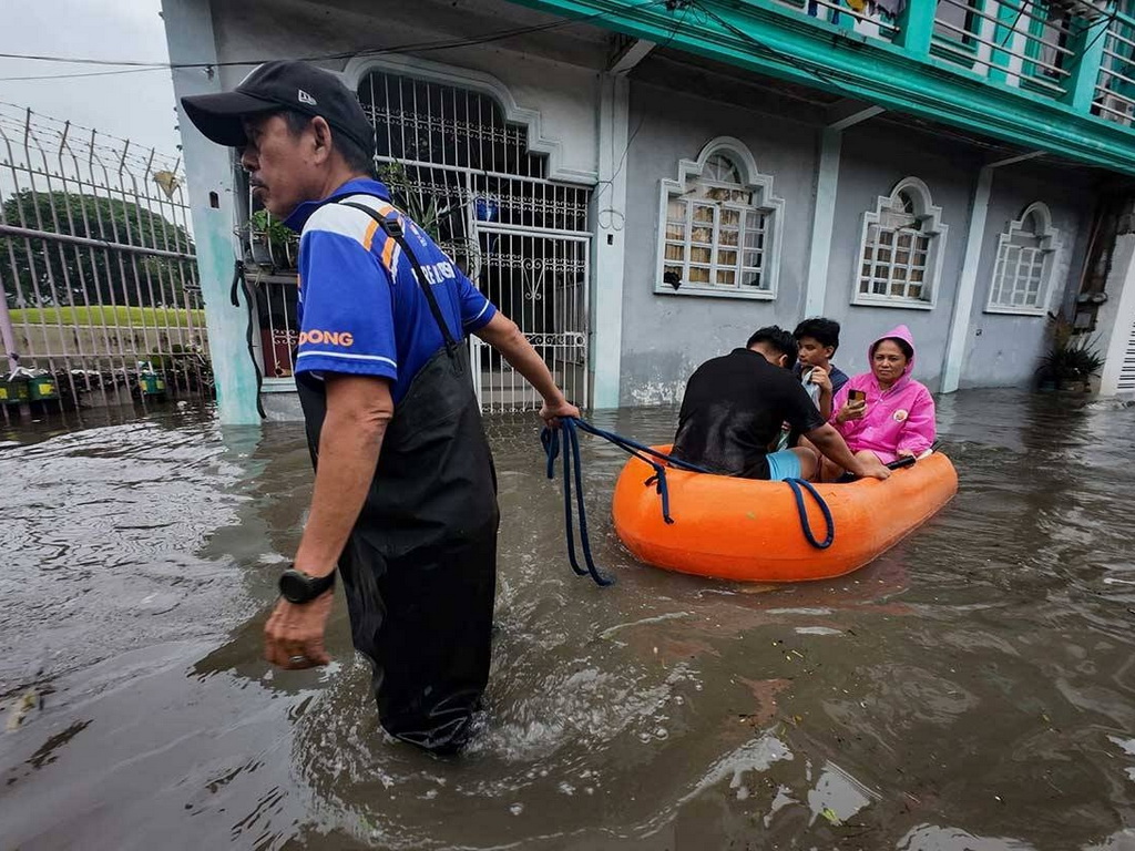 Poplave uzrokovane bujičnim kišama zaustavile život u glavnom gradu Filipina