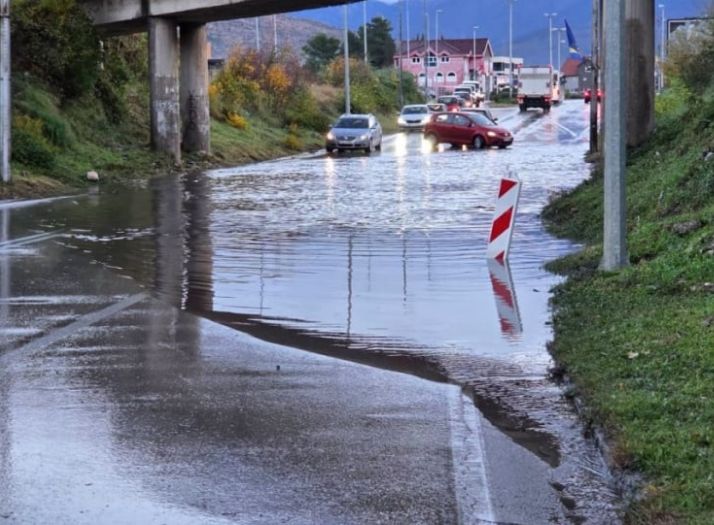 Poplavio podvožnjak u Mostaru: Vozila ostala u kvaru