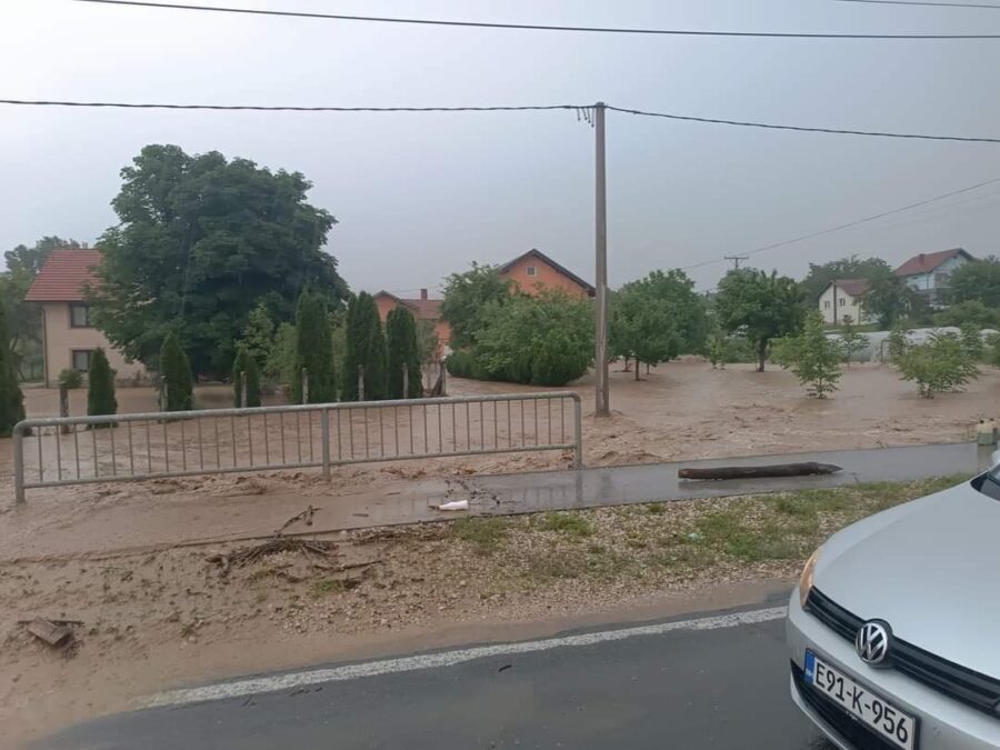Poplavljen kolovoz na putu Sapna-Kalesija