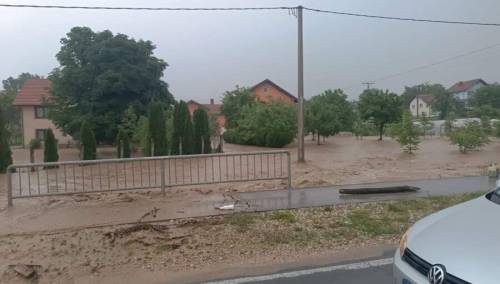 Poplavljen kolovoz na putu Sapna-Kalesija