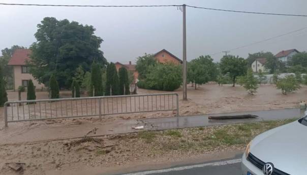 Poplavljen kolovoz na putu Sapna-Kalesija