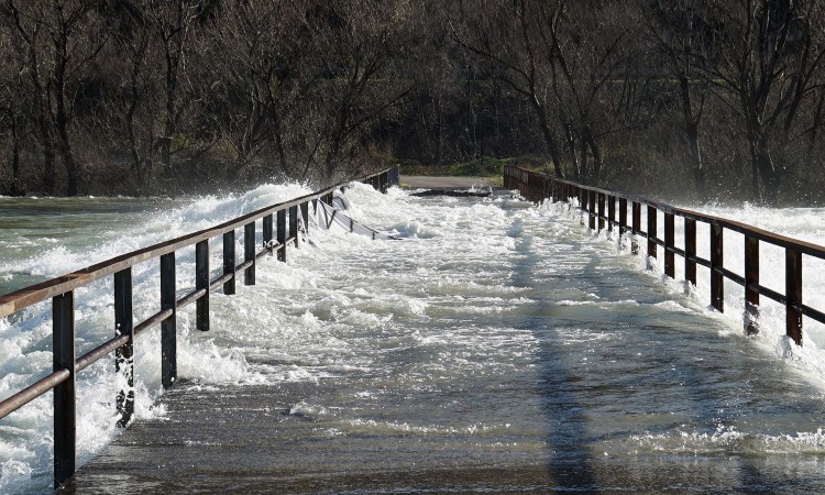 Poplavljen most u Baćevićima; u Ljubuškom proglašeno vanredno stanje