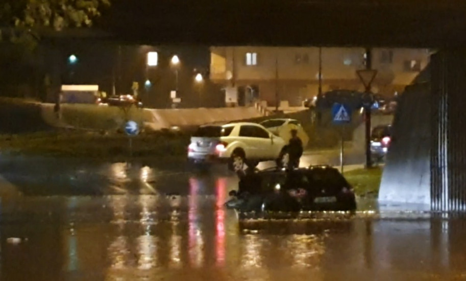 Poplavljen podvožnjak u Buća Potoku, vozač ostao zaglavljen u automobilu