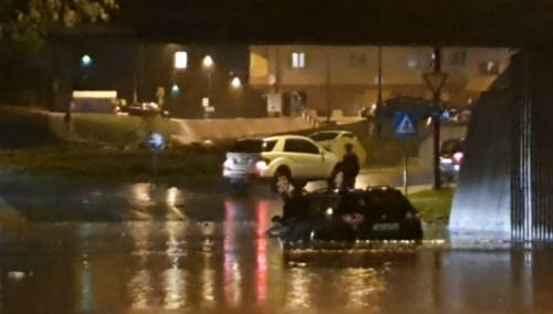 Poplavljen podvožnjak u Buća Potoku, vozač ostao zaglavljen u automobilu