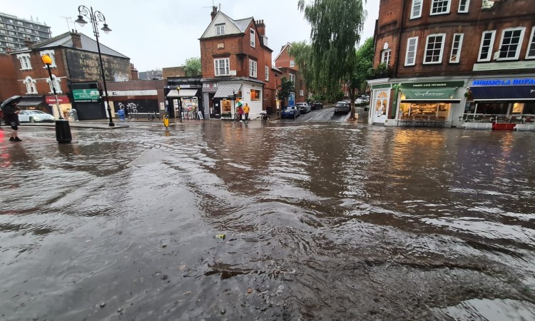 Poplavljene bolnice u Londonu evakuiraju pacijente, brojne ceste zatvorene