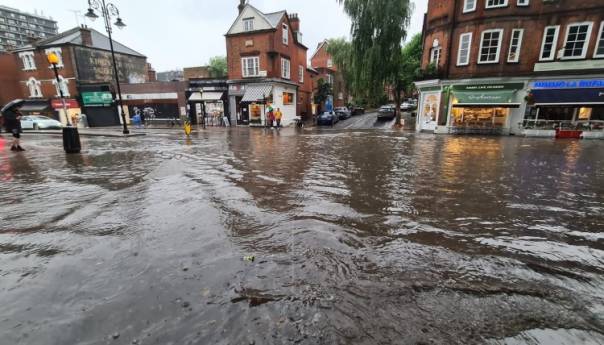 Poplavljene bolnice u Londonu evakuiraju pacijente, brojne ceste zatvorene