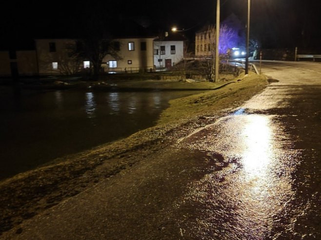 Poplavljene kuće kod Gacka, nekoliko bh. puteva pod vodom