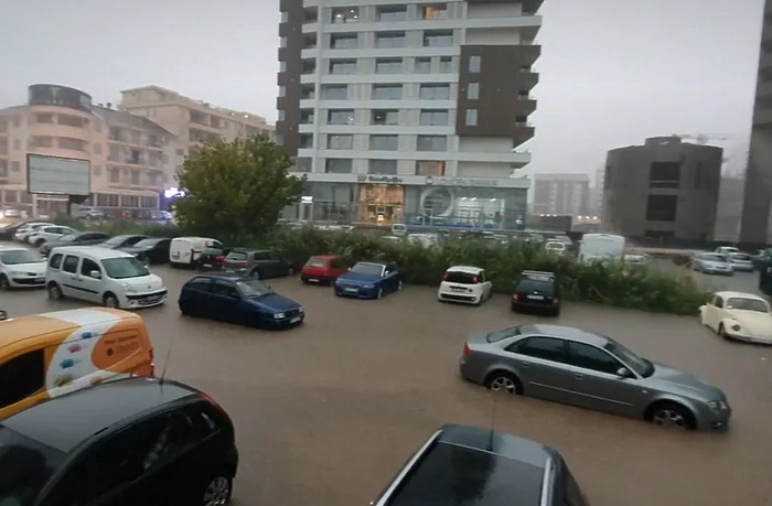 Poplavljene ulice u Podgorici i na primorju