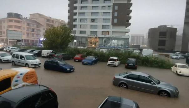 Poplavljene ulice u Podgorici i na primorju