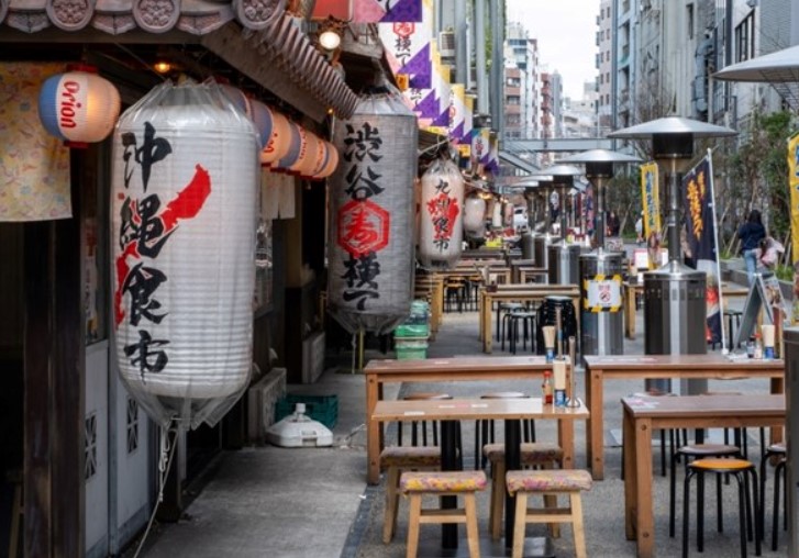 Popularna četvrt u Tokiju zabranjuje konzumiranje alkohola na ulicama