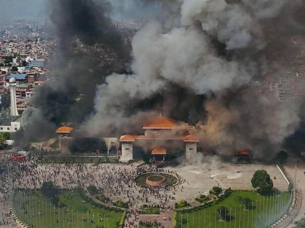 Porastao broj žrtava u Nepalu, stižu dramatične snimke