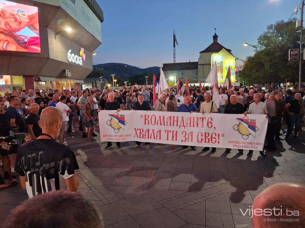 Poraz civilizacije: Veliki broj Banjalučana odao počast Mladiću