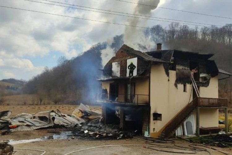 Porodica Bojanić u trenu ostala bez krova nad glavom