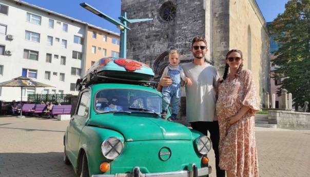 Porodica Čamo Fićom krenula za Švicarsku i zastala da odmori u Bihaću