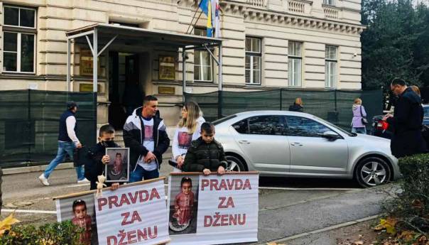 Porodica Džane Gadžun ispred Vlade KS, traže obraćanje Vranića