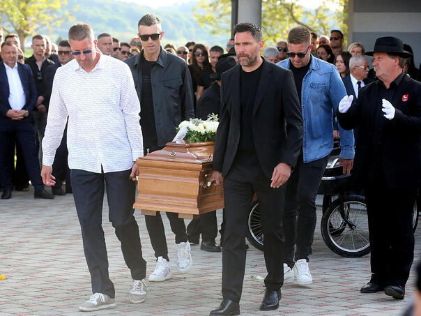 Porodica i prijatelji se oprostili od Nikole Pokrivača