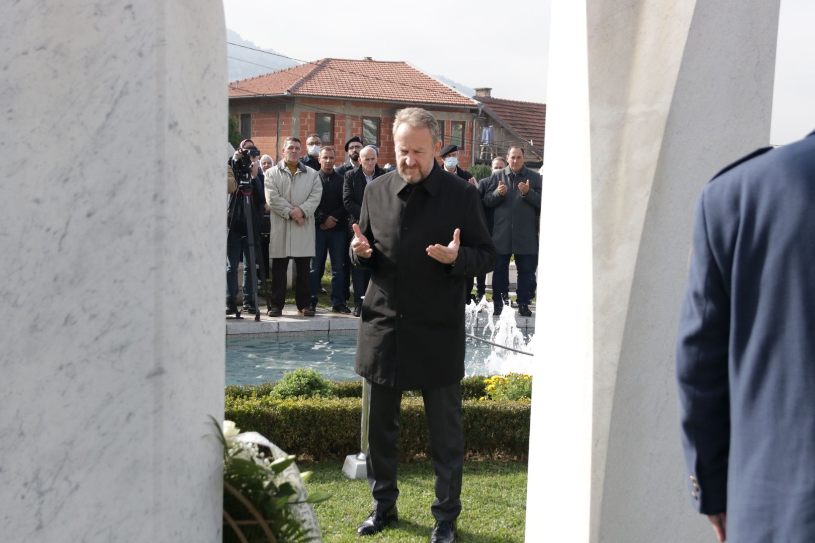 Porodica, prijatelji i građani odali počast Aliji Izetbegoviću na mezarju Kovači