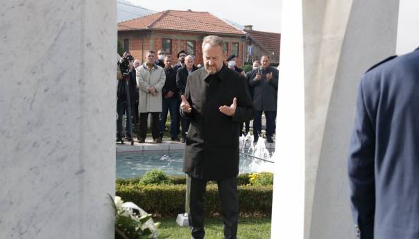 Porodica, prijatelji i građani odali počast Aliji Izetbegoviću na mezarju Kovači