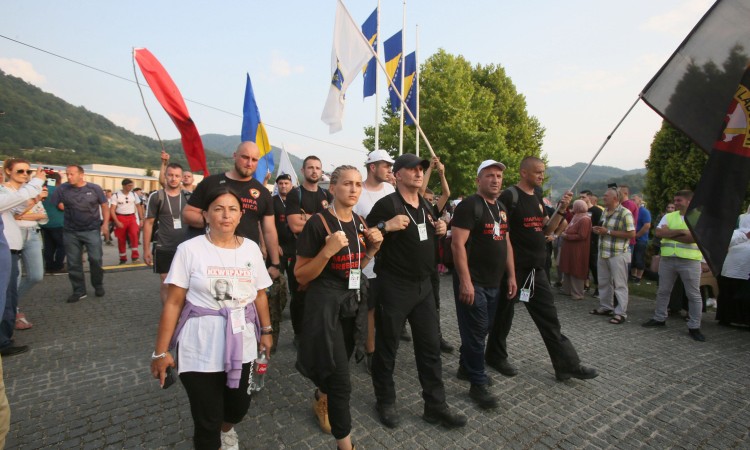 Porodice od jutarnjih sati pristižu u Potočare