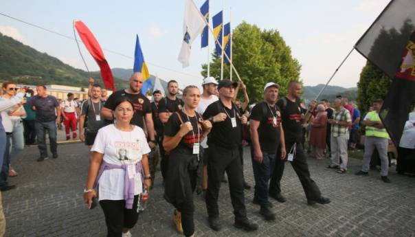 Porodice od jutarnjih sati pristižu u Potočare