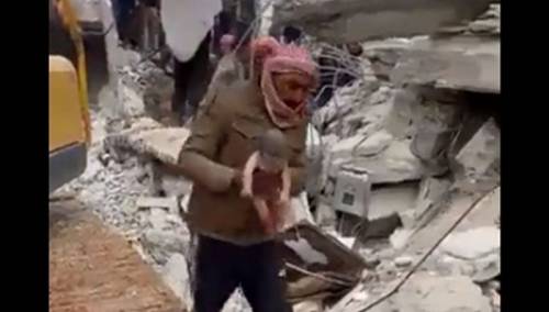 Porodila se dok su je izvlačili iz ruševina