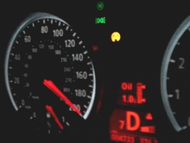 Porscheom jurio više od 200 kilometara na sat, pa kažnjen sa skoro 1.200 eura