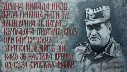 Portret Ratka Mladića na stadionu u Srbiji, ispod slike šokantna poruka