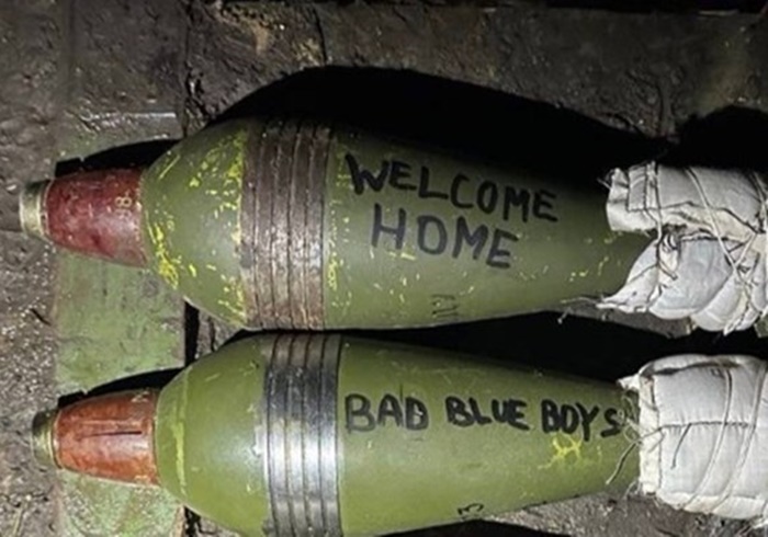 Poruka 'Dobrodošli kući Bad Blue Boysi' na ukrajinskim bombama