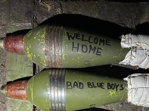 Poruka 'Dobrodošli kući Bad Blue Boysi' na ukrajinskim bombama