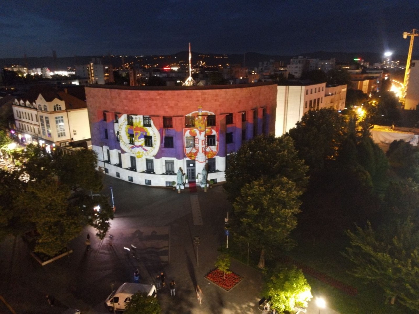 Poruka iz Banjaluke Beogradu: Palata Republike i NSRS u bojama srpske trobojke