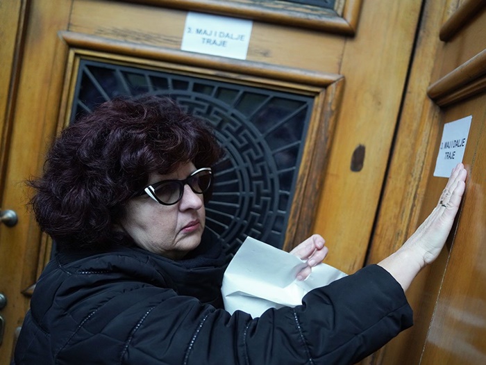 Poruke na zgradi Vlade Srbije: 'Treći maj i dalje traje' 