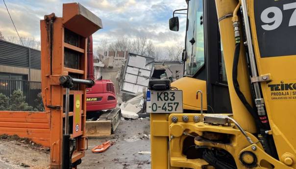 Porušena "Kajak terasa" u vlasništvu Mila Radišića