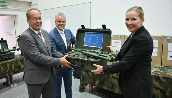 Posjeta ambasadora i vojnih zvaničnika EU okončana donacijom 150 detektora metala OSBiH