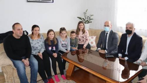 Posjeta Salkića roditeljima i osnovcima u Sjenini kod Doboja