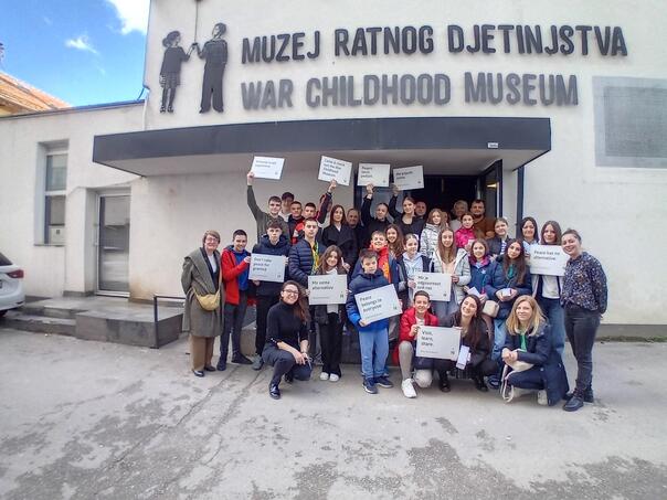 Posjeta škole iz Kragujevca Muzeju ratnog djetinjstva: Mir je naša budućnost