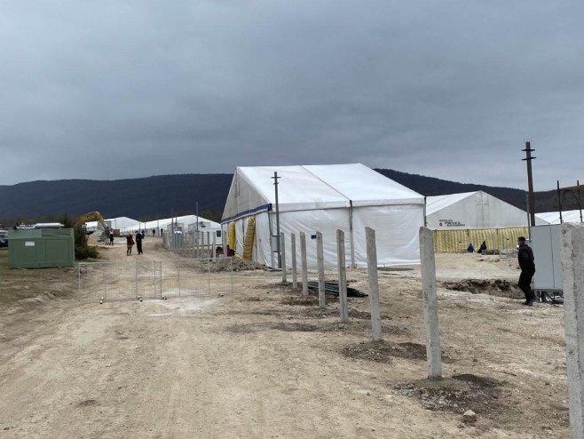 Posjeta visoke delegacije privremenom prihvatnom centru 'Lipa'