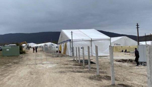 Posjeta visoke delegacije privremenom prihvatnom centru 'Lipa'