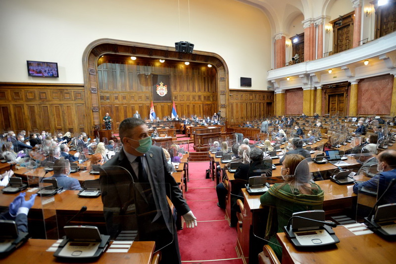 Poslanici izbačeni iz Skupštine Srbije jer nisu htjeli nositi maske
