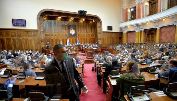 Poslanici izbačeni iz Skupštine Srbije jer nisu htjeli nositi maske