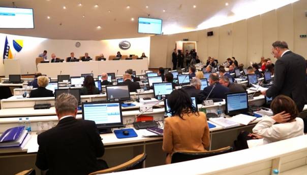 Poslanici nakon pauze o materijalima s oznakom 'povjerljivo'